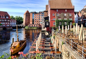 De oude binnenstad van Hamburg belicht privéwandeling